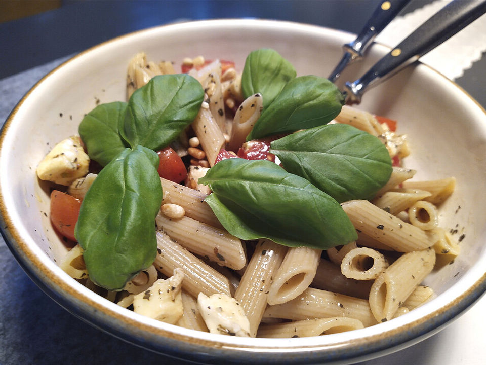 Nudelsalat mit Tomaten, Mozzarella und Pinienkernen von matze850890 ...