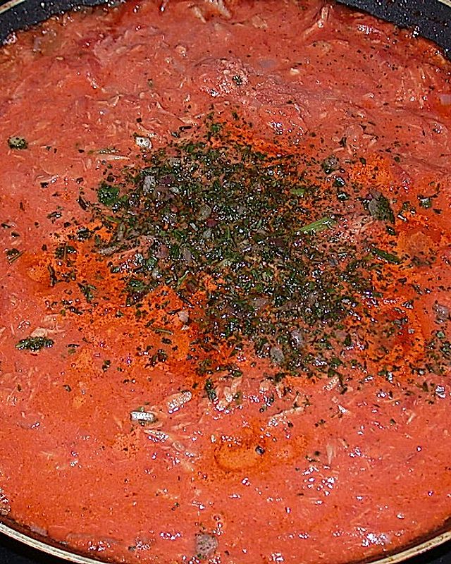 Makkaroni mit Thunfisch - Rotwein - Sauce