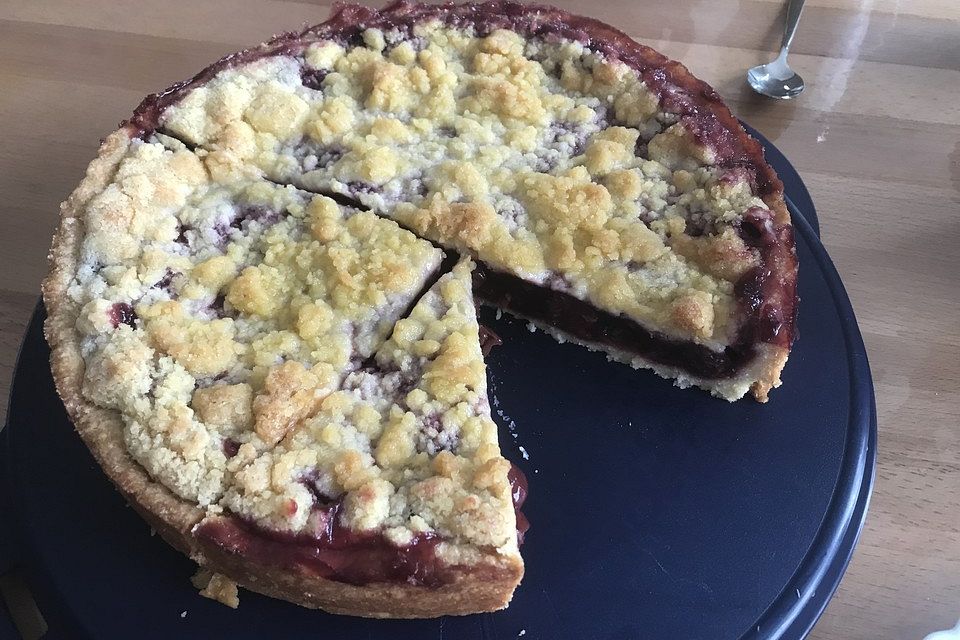 Saftiger Kirschkuchen mit Streuseln