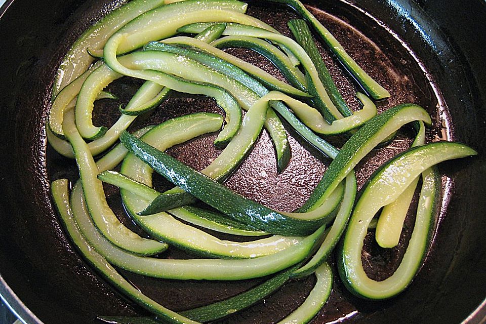 Lammkarree mit Schmortomaten und Zucchinistreifen