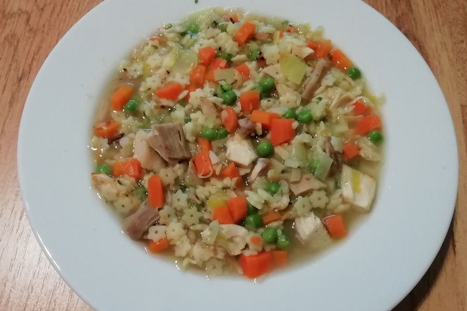 Gemüsesuppe mit Nudeln und Putenfleisch