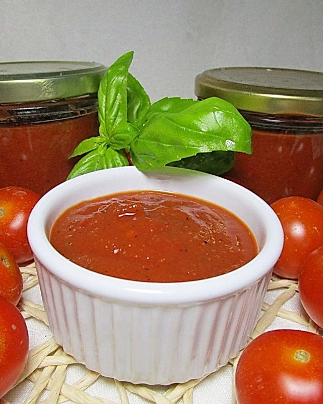 Tomatenketchup mit Paprika und Basilikum