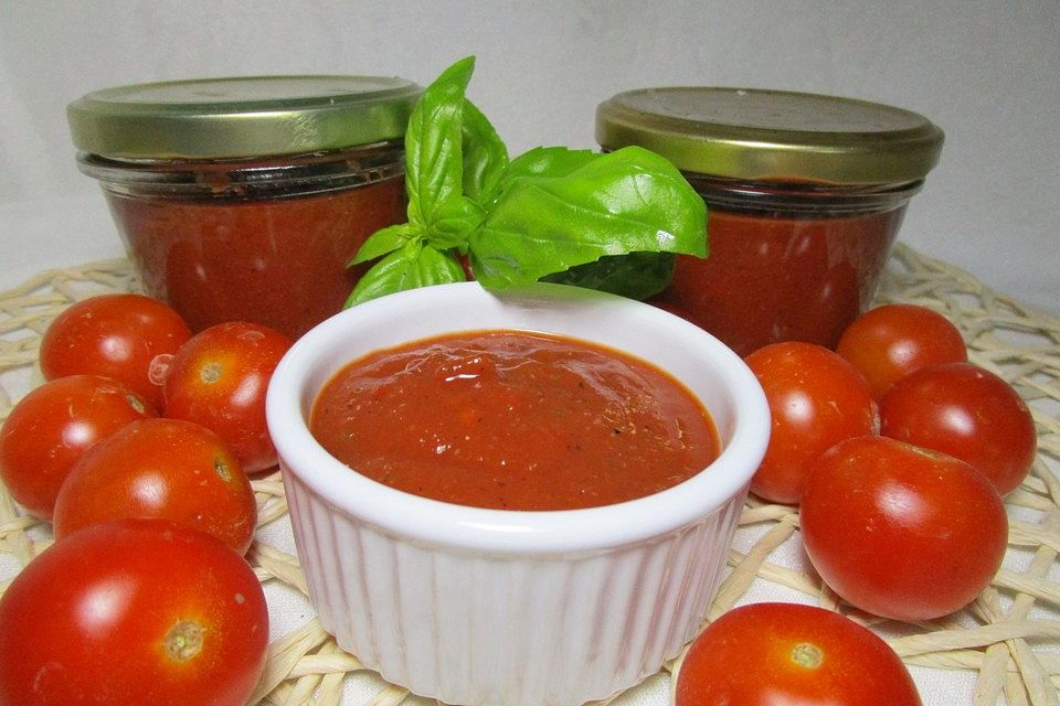 Tomatenketchup mit Paprika und Basilikum