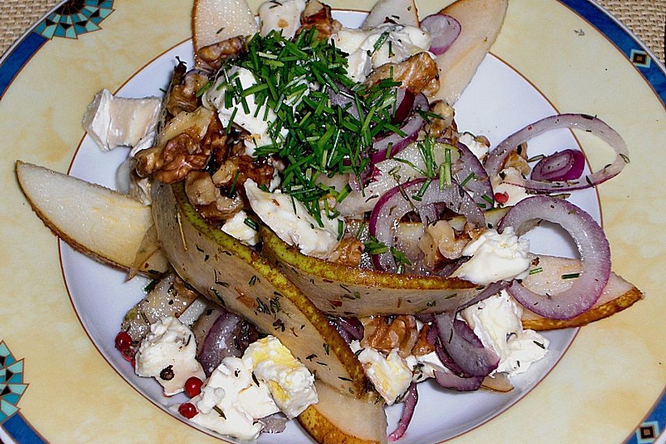 Salat mit Birnen, Zwiebeln und Blauschimmelkäse