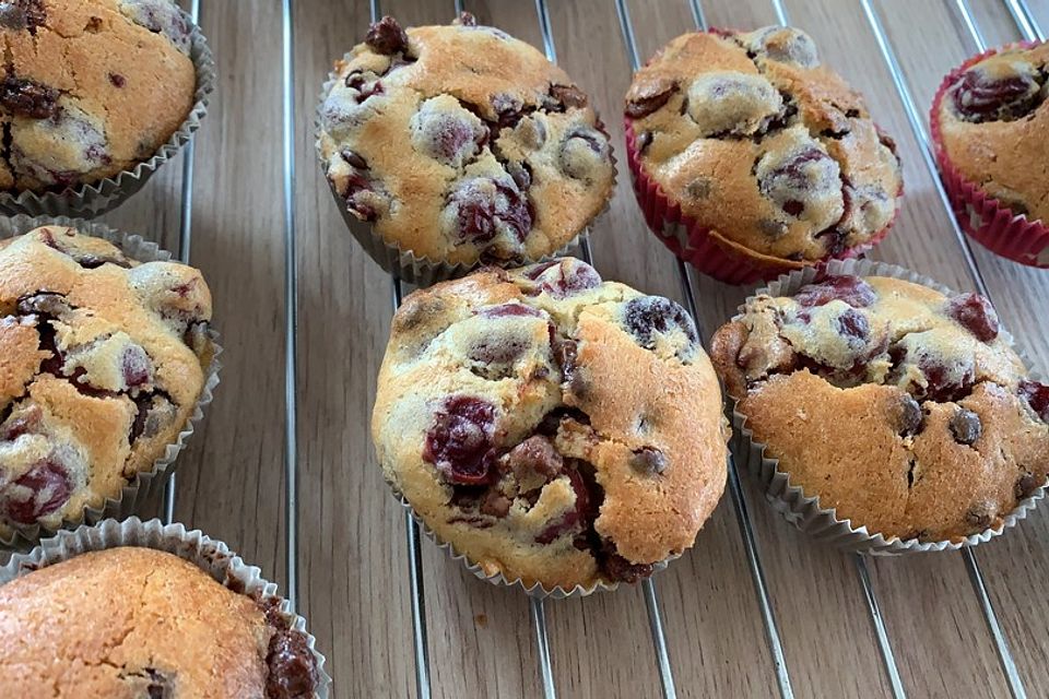 Kirschmuffins mit Schokostreuseln