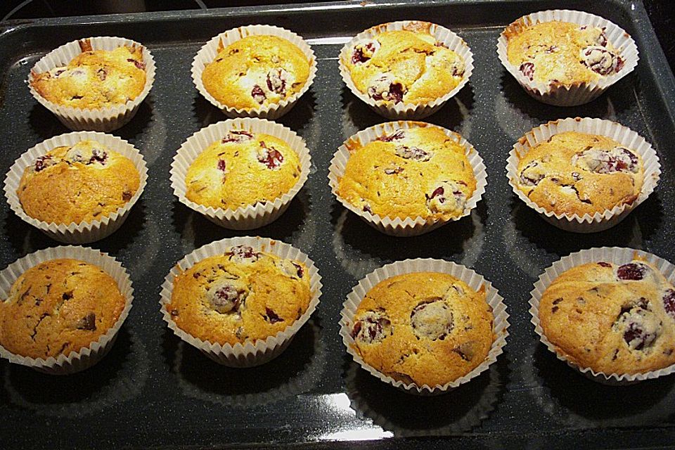 Kirschmuffins mit Schokostreuseln