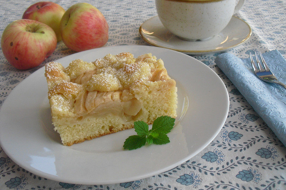 Apfelkuchen mit Streuseln und Zimt