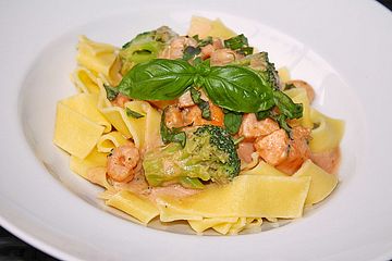 Aurorasauce mit Krabben, Lachs und Brokkoli für Nudeln