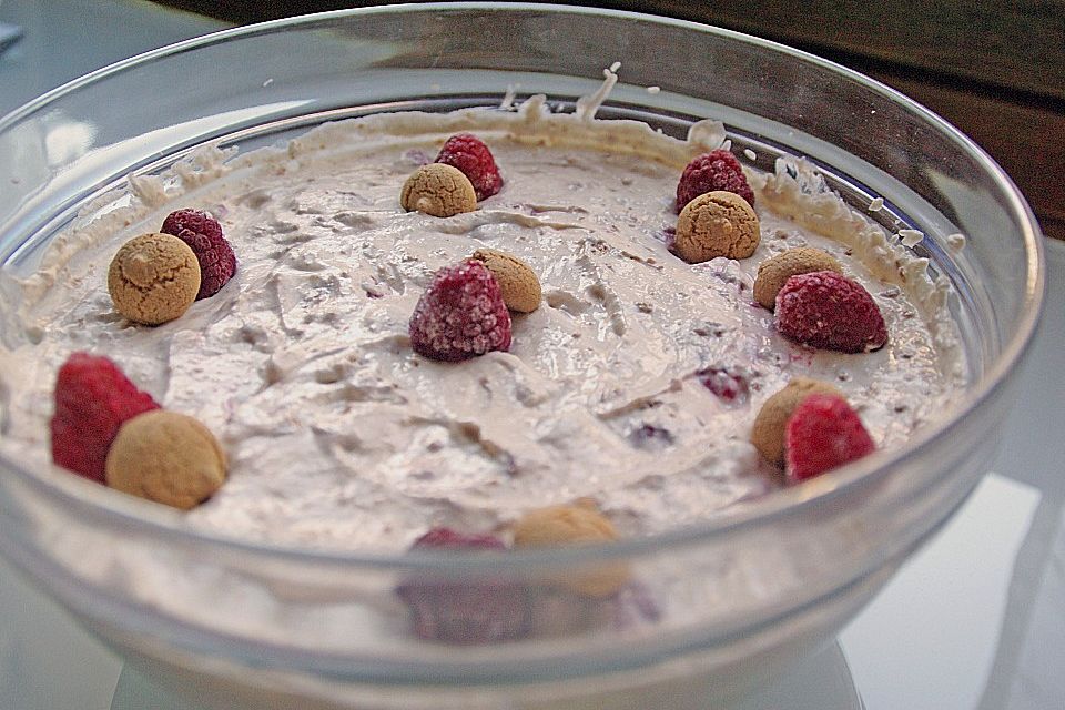 Amaretti - Creme mit Himbeeren