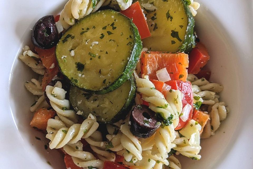 Griechischer Nudelsalat mit Zitronenmarinade