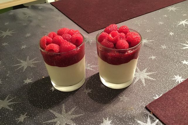 Marzipan - Mousse mit Himbeersoße von Küchenfee1976| Chefkoch