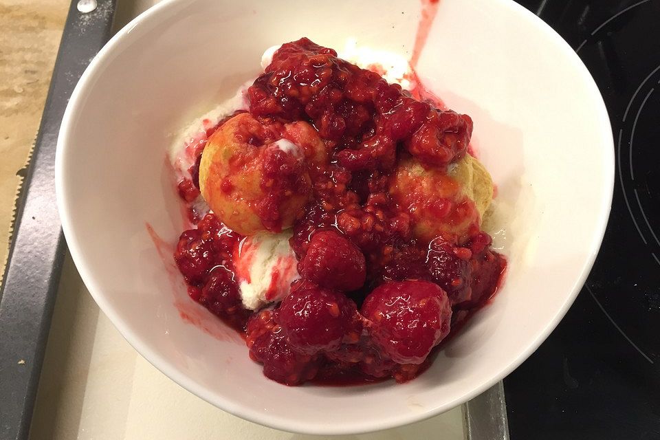 Heiße Himbeeren mit Vanilleeis