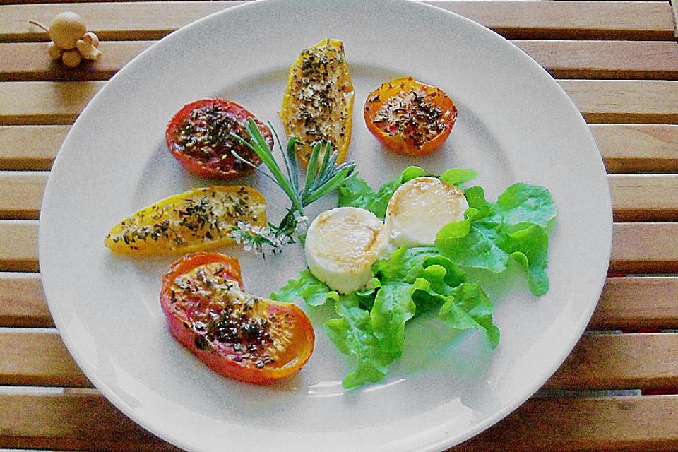 Salat aus Ofentomaten und gegrilltem Ziegenkäse