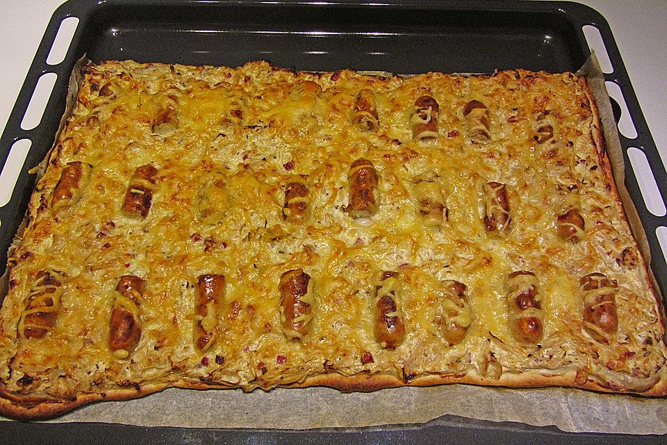 Nürnberger Bratwurst - Sauerkraut - Pizza aus Blätterteig