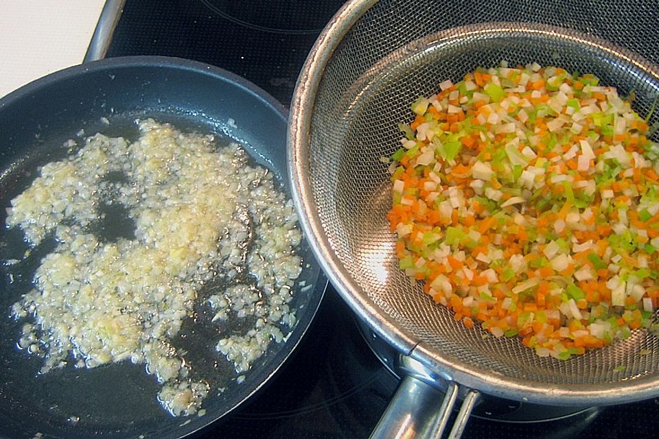 Schollenröllchen mit Garnele und Schmorgemüse in Weißweinsauce