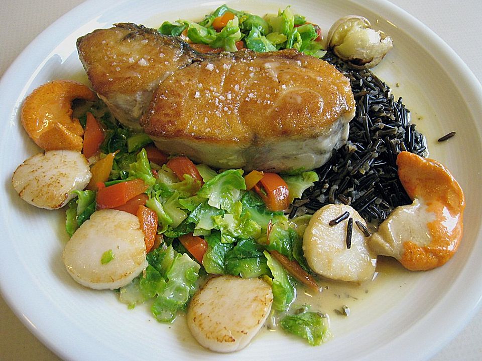 Barramundifilet mit Jakobsmuscheln auf Rosenkohl - Paprika - Gemüse von ...