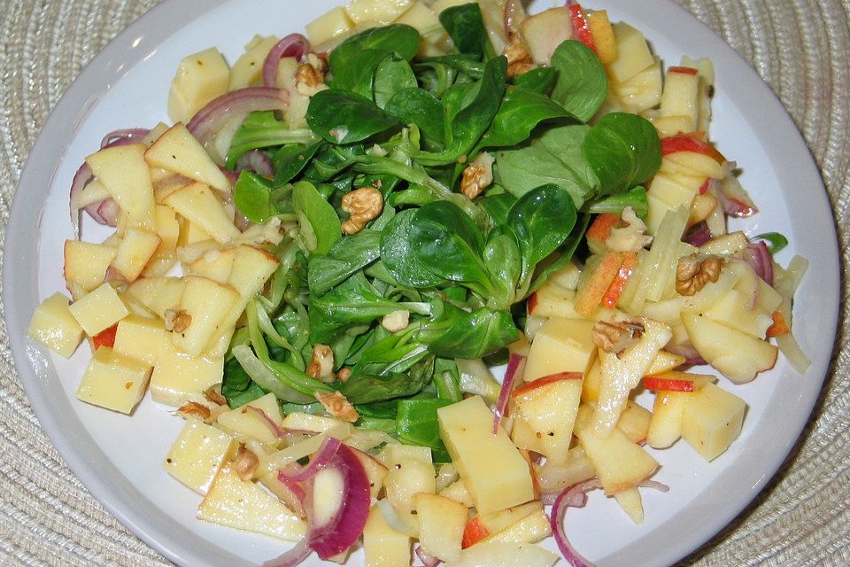 Apfel - Zwiebel - Käse - Salat