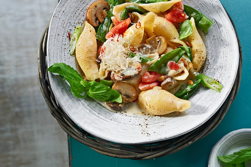 Frühlings-Pasta mit Champignons und Zuckerschoten