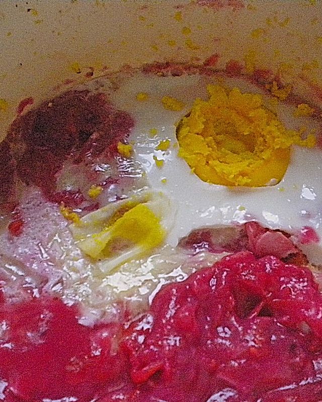 Rotes Kartoffelpüree mit gebratenen Erbsen