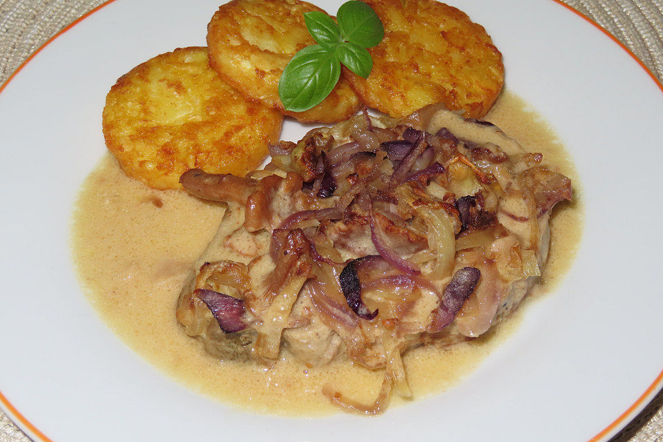 Schweinebraten mit Zwiebelkruste und Rahmsoße