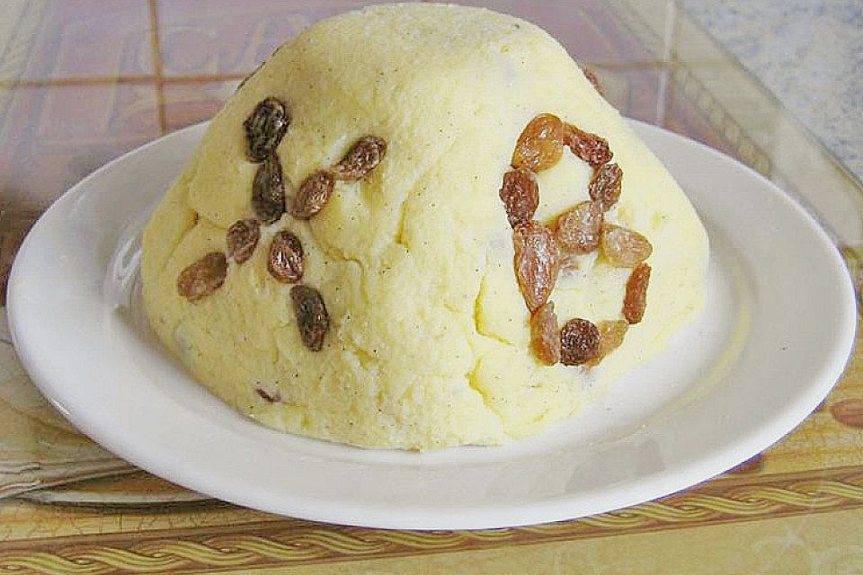 Zaren - Paskha - russische traditionelle Frischkäse - Rosinen - Speise zu Ostern Zaren - Paskha - russische traditionelle Frischkäse - Rosinen - Speise zu Ostern
