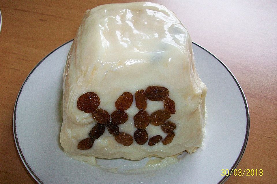 Zaren - Paskha - russische traditionelle Frischkäse - Rosinen - Speise zu Ostern Zaren - Paskha - russische traditionelle Frischkäse - Rosinen - Speise zu Ostern