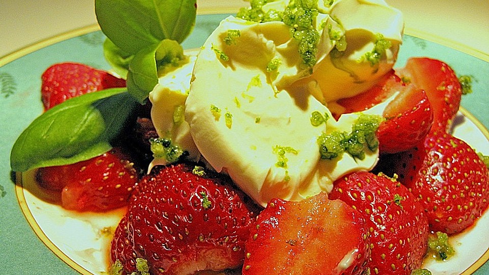 Marinierte Erdbeeren Mit Creme Fraiche Und Basilikum Limettenzucker Von Eicki Chefkoch