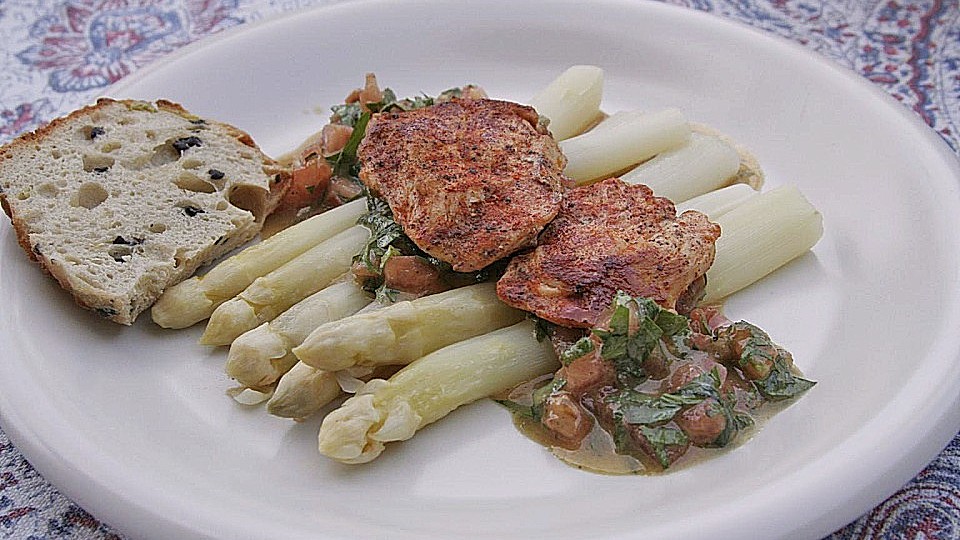 Spargel mit Geflügelbruststreifen auf Tomatenvinaigrette von Maria ...