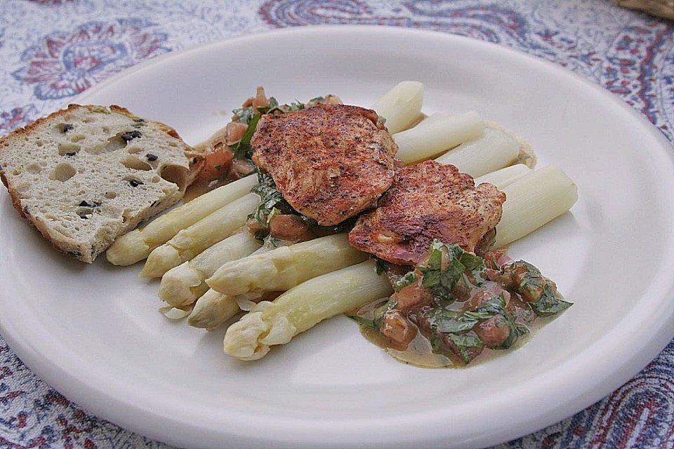 Spargel mit Geflügelbruststreifen auf Tomatenvinaigrette