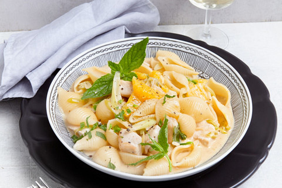 Pasta mit Hähnchen in Orangensauce