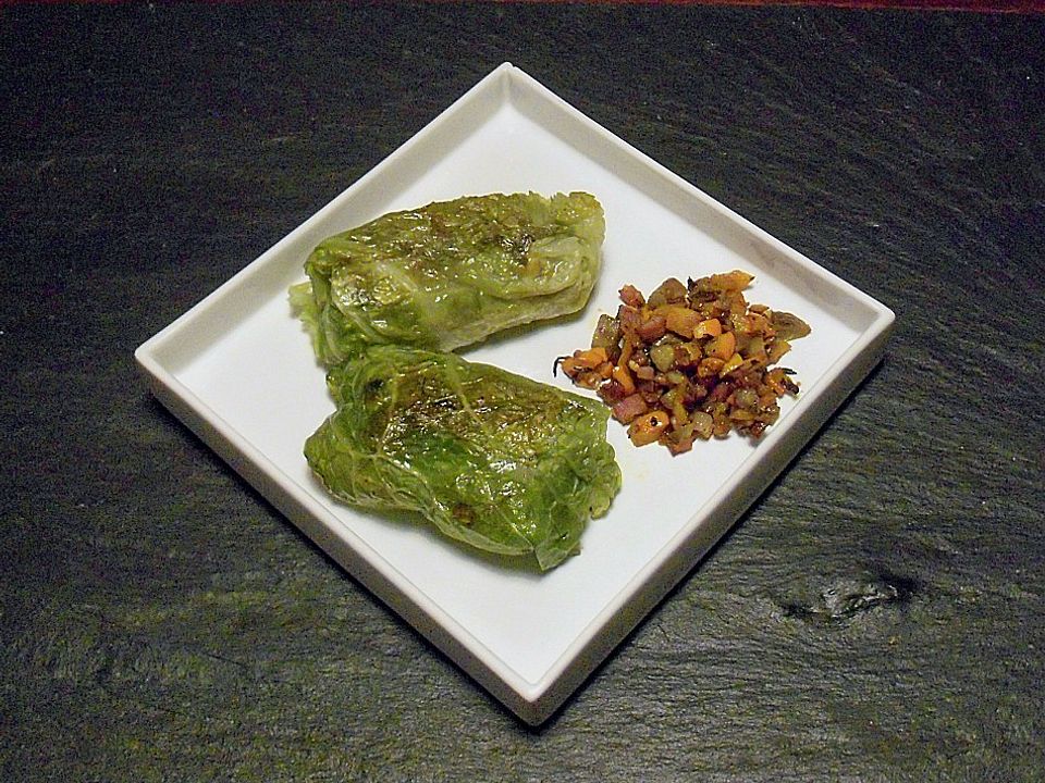 Wirsingrouladen gefüllt mit Kürbis, Kastanien und Steinpilzen von ...