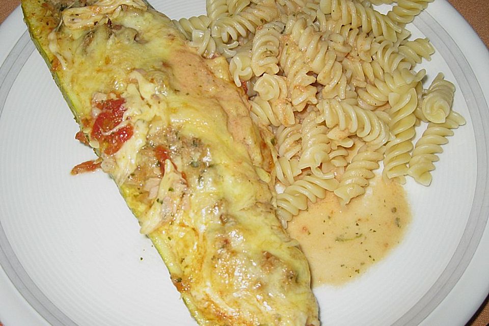 Ofenzucchini mit Thunfischfüllung