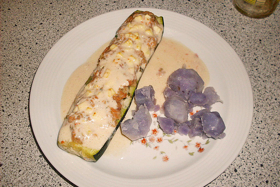 Ofenzucchini mit Thunfischfüllung