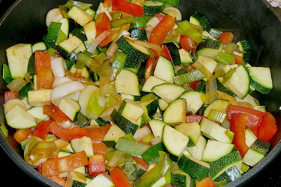 Putenmedaillons in cremiger Gemüsesauce mit Gelbreis