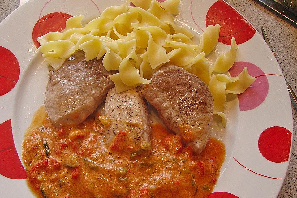 Putenmedaillons in cremiger Gemüsesauce mit Gelbreis