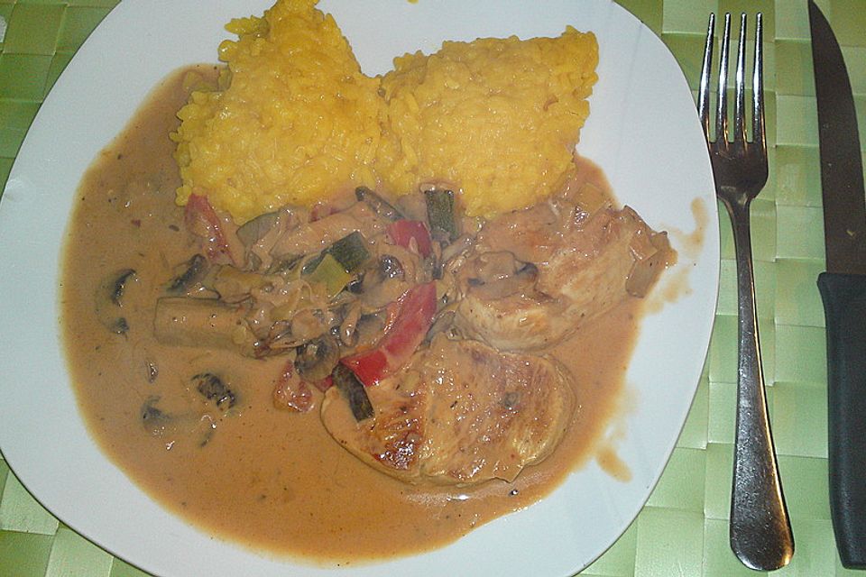 Putenmedaillons in cremiger Gemüsesauce mit Gelbreis