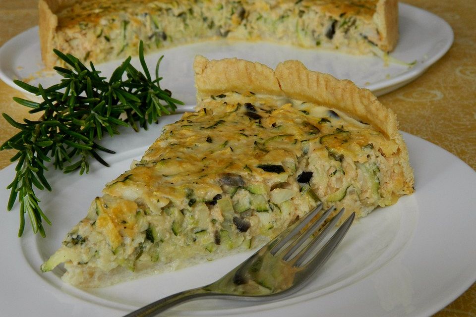 Zucchini - Quiche mit Oliven, Knoblauch und  Rosmarin.