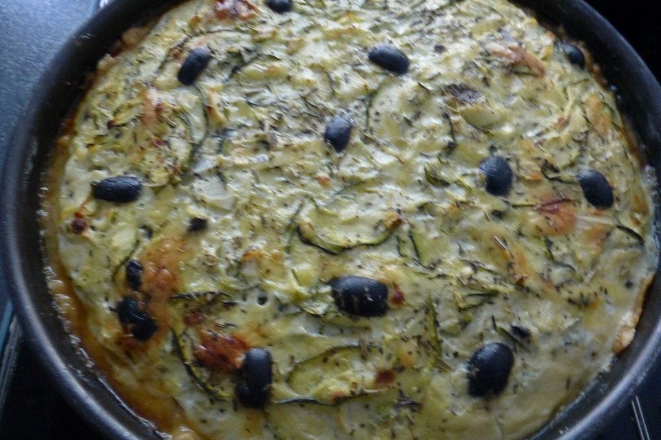 Zucchini - Quiche mit Oliven, Knoblauch und  Rosmarin.