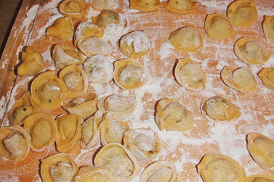 Lamm-Tortellini mit Riesling-Sahne-Sauce und Tomatensauce