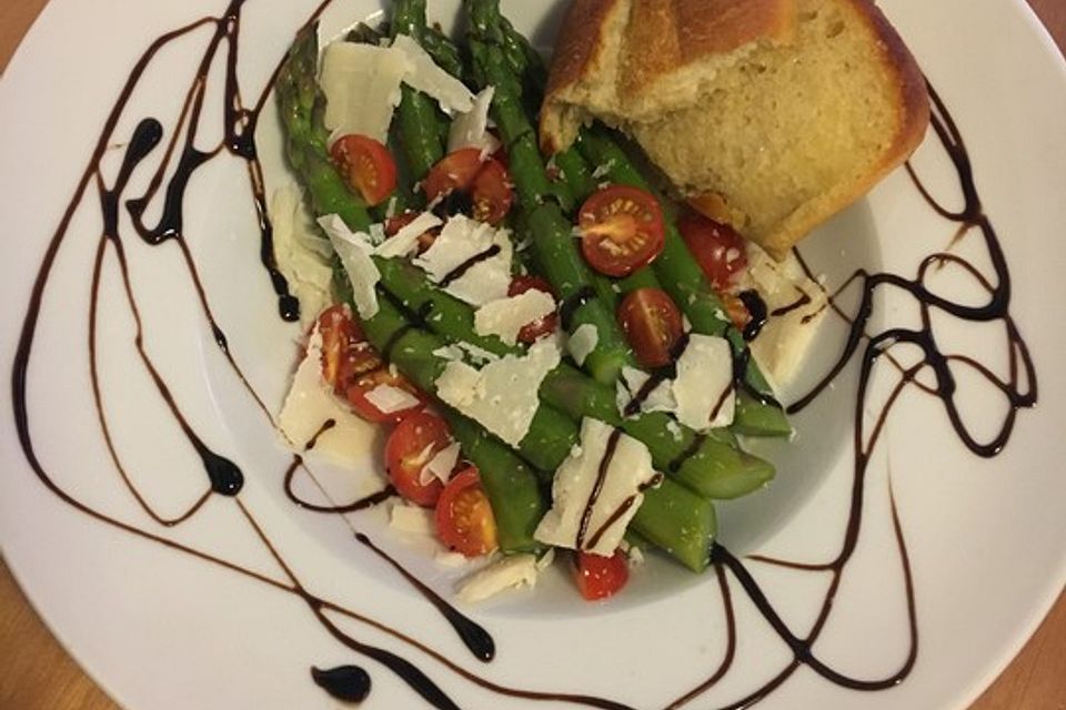 Marinierter Spargel mit Kirschtomaten und gehobeltem Parmesan