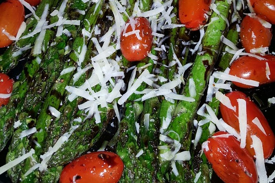 Marinierter Spargel mit Kirschtomaten und gehobeltem Parmesan