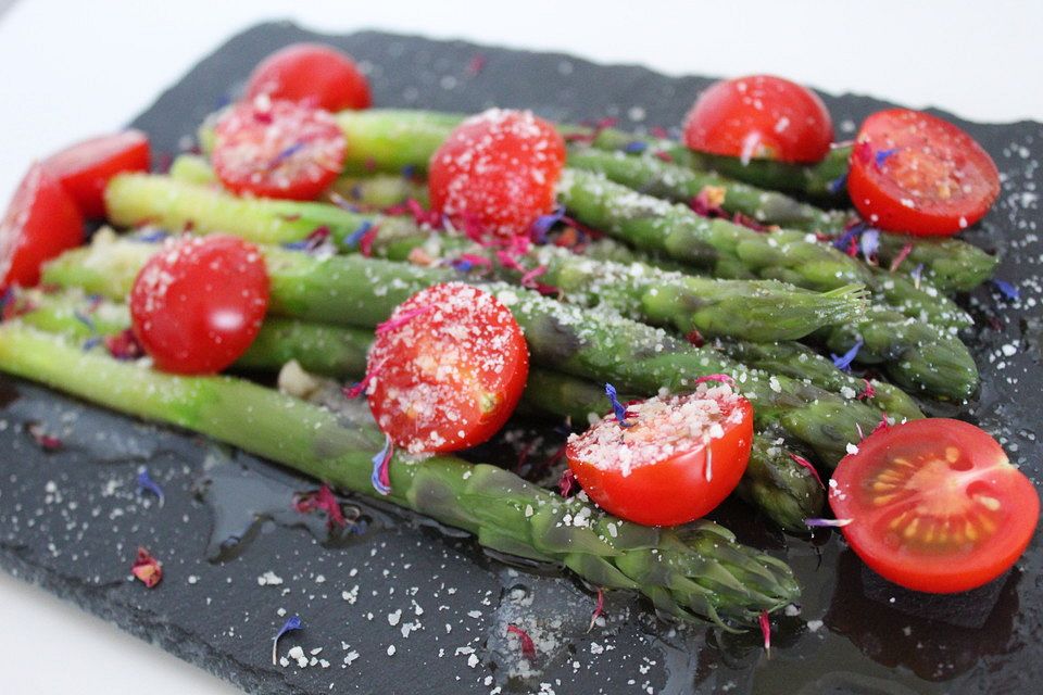 Marinierter Spargel mit Kirschtomaten und gehobeltem Parmesan