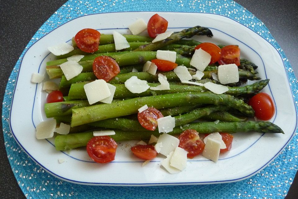 Marinierter Spargel mit Kirschtomaten und gehobeltem Parmesan