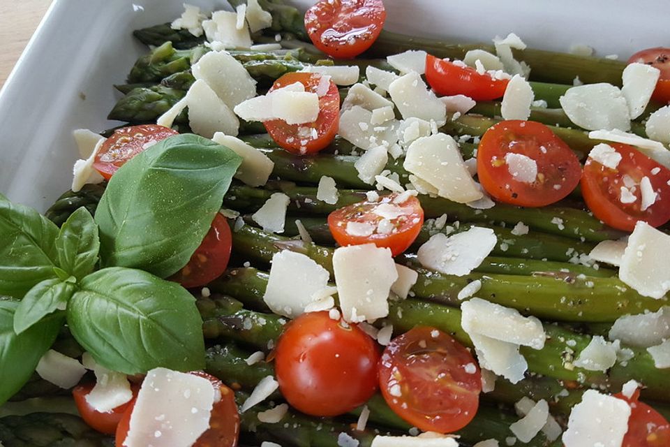 Marinierter Spargel mit Kirschtomaten und gehobeltem Parmesan