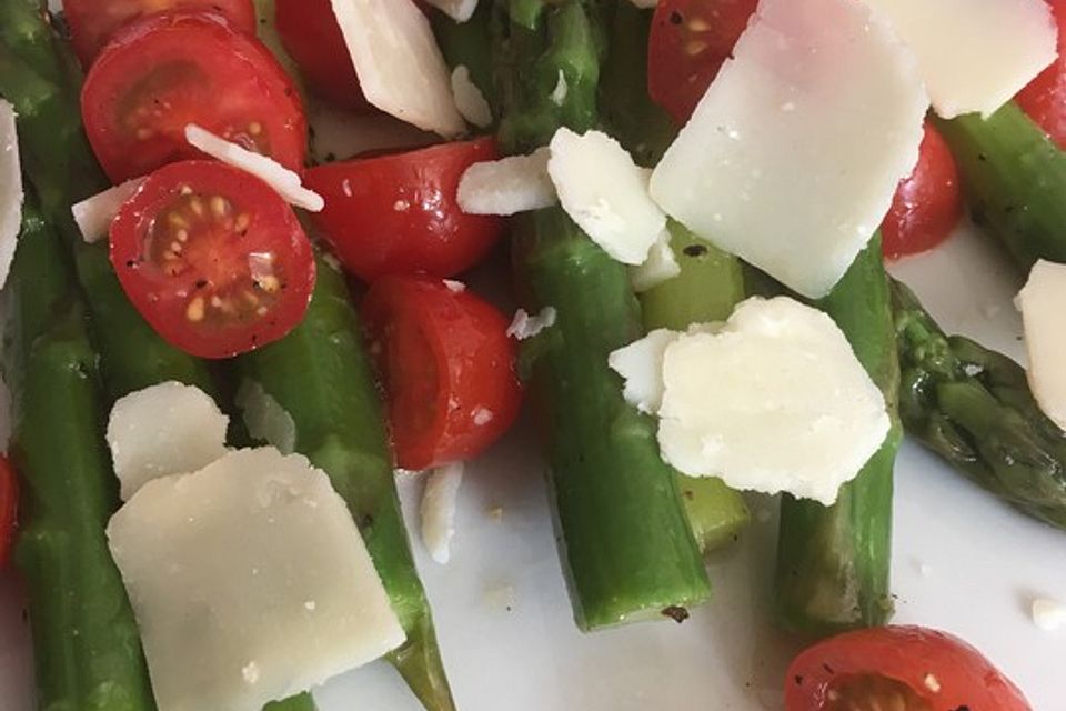 Marinierter Spargel mit Kirschtomaten und gehobeltem Parmesan