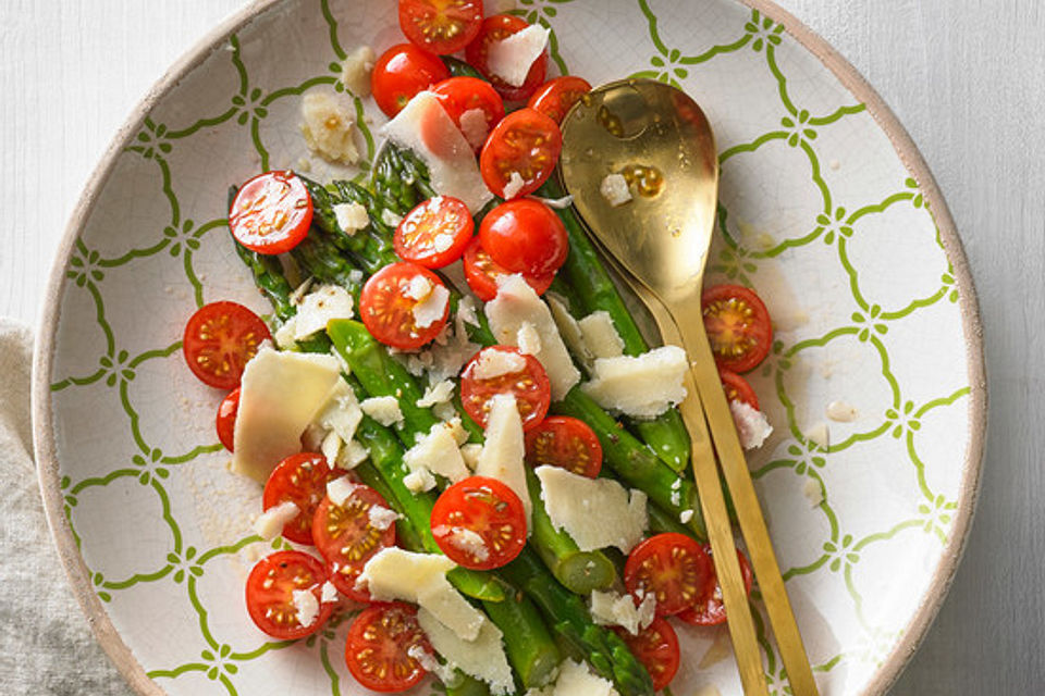 Marinierter Spargel mit Kirschtomaten und gehobeltem Parmesan