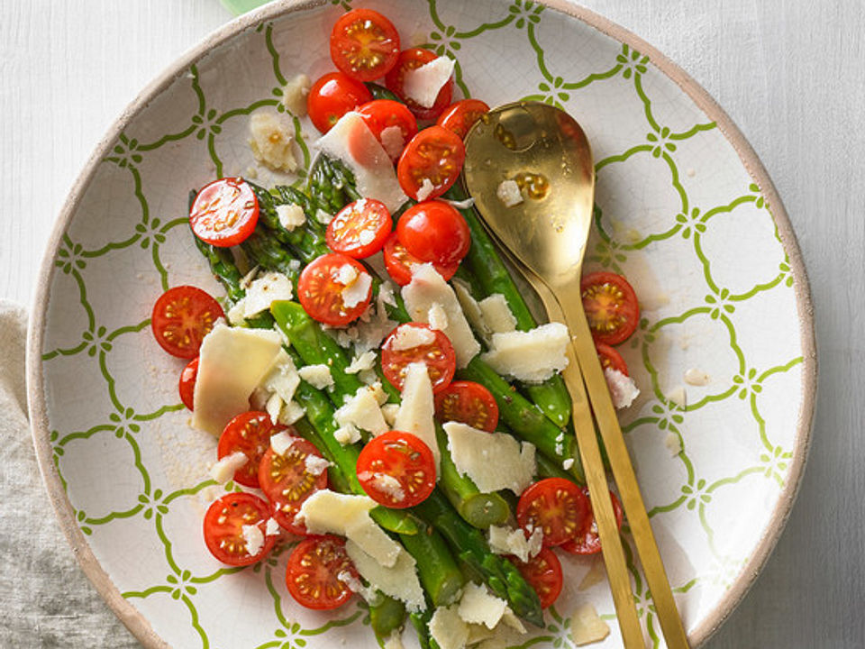 Marinierter Spargel mit Kirschtomaten und gehobeltem Parmesan von ...