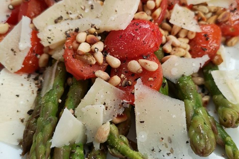 Marinierter Spargel mit Kirschtomaten und gehobeltem Parmesan