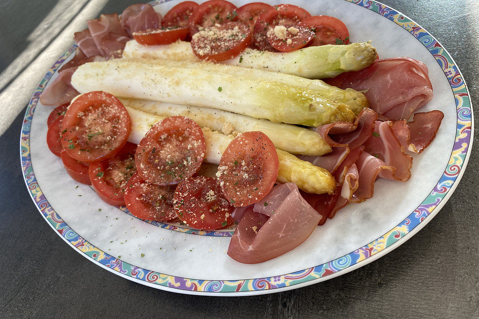 Marinierter Spargel mit Kirschtomaten und gehobeltem Parmesan