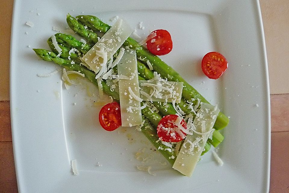 Marinierter Spargel mit Kirschtomaten und gehobeltem Parmesan